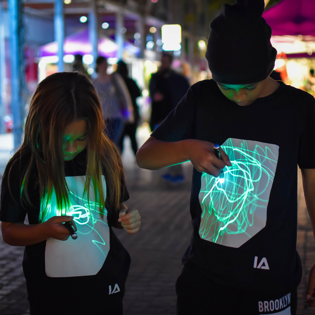Illuminated Apparel - Kids Interactive Glow T-Shirt - Black: 5-6 Yrs