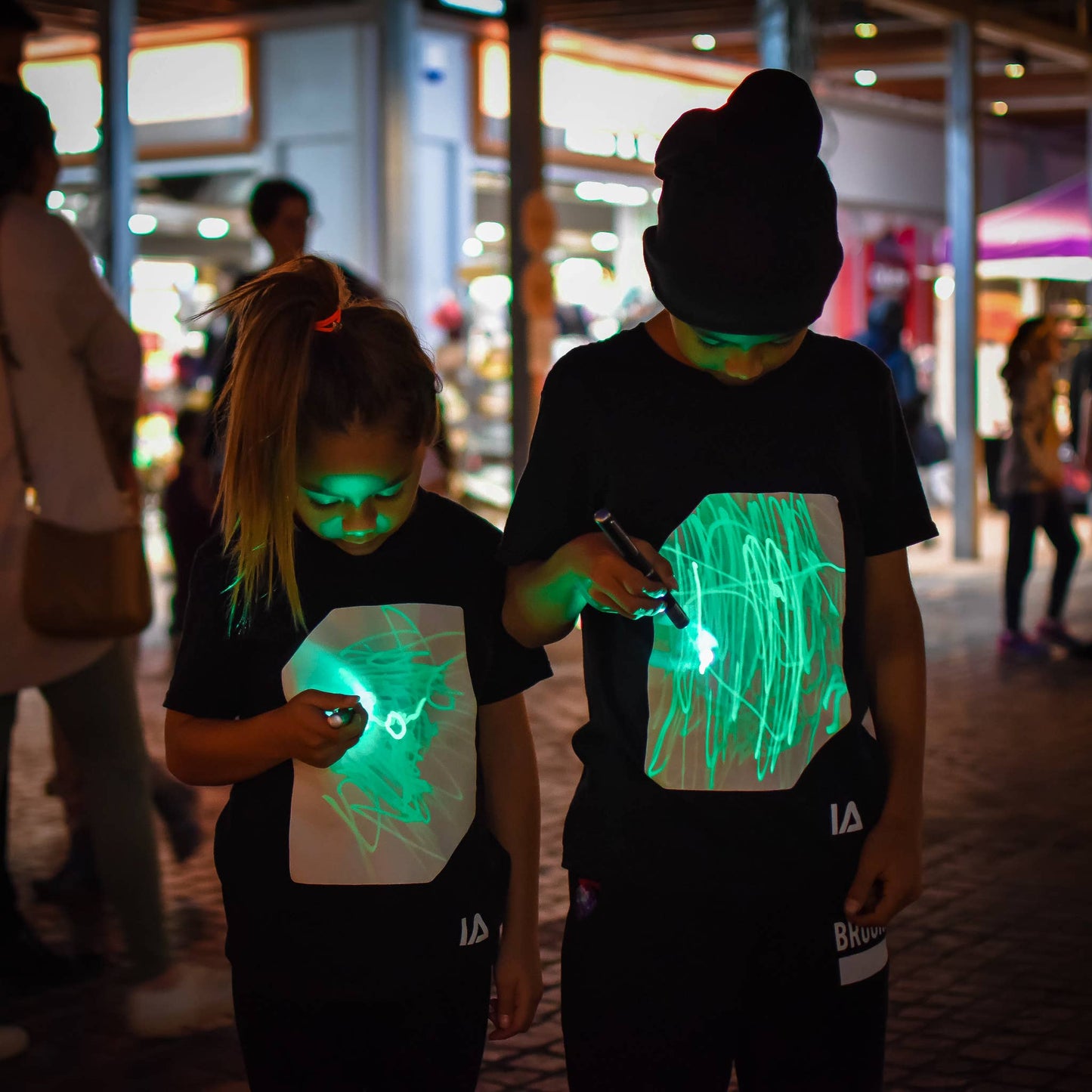 Illuminated Apparel - Kids Interactive Glow T-Shirt - Black: 5-6 Yrs