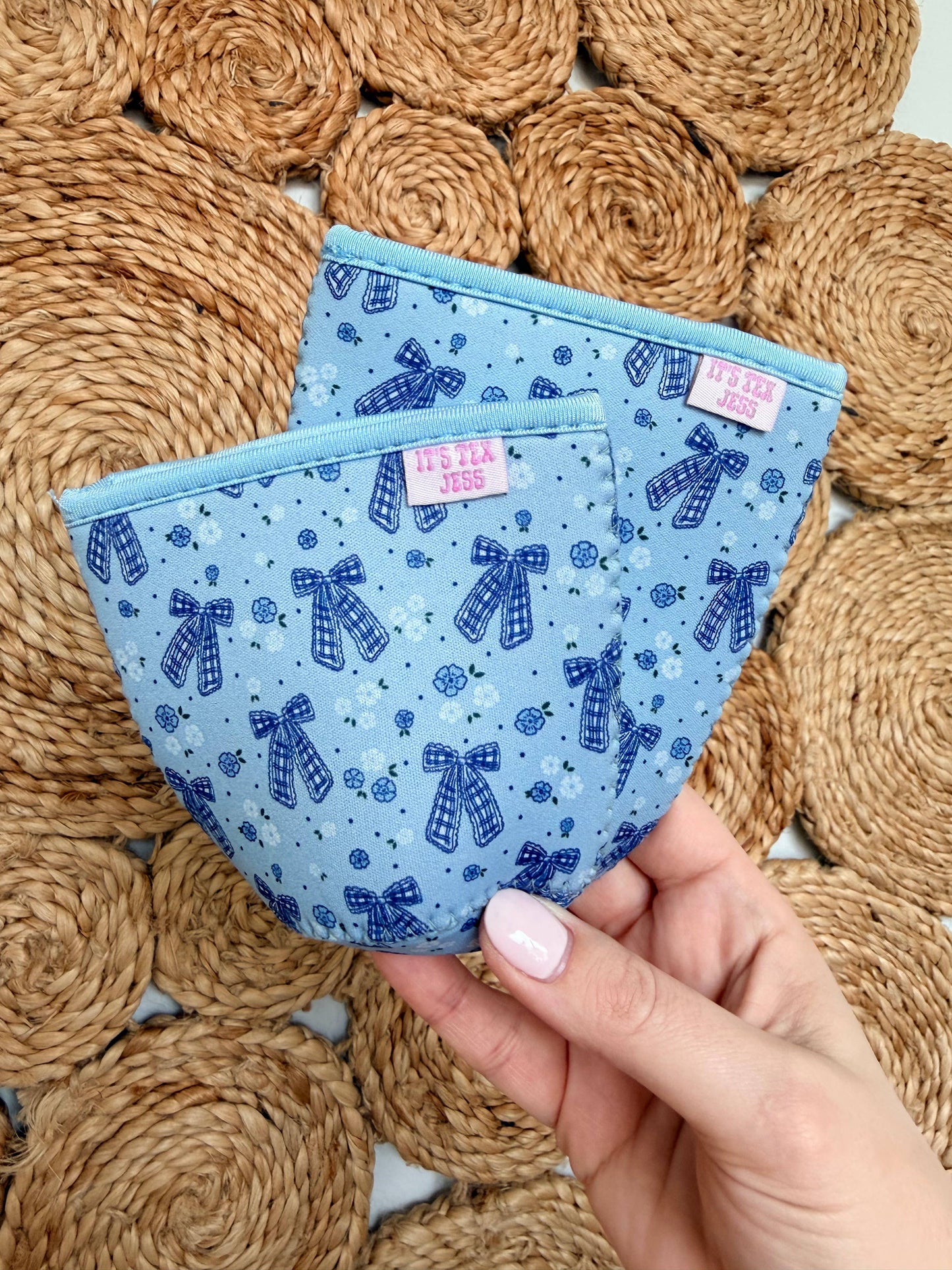 It's Tex Jess - Iced Coffee Sleeve - Blue Gingham Bows