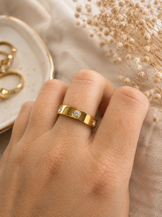 Gold Band ring with mini Diamonds