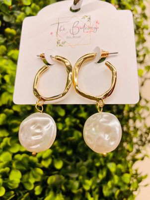 Gold Circle Pearl Earrings